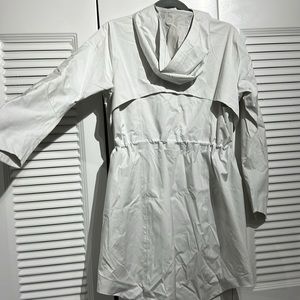 raincoat with hood, waist cinch, vents and double zipper. Long length